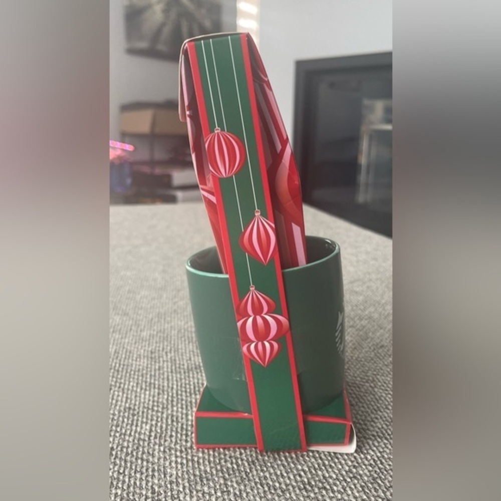 Starbucks Festive Holiday Blend Coffee Package with Green Mug - Picture 6 of 9
